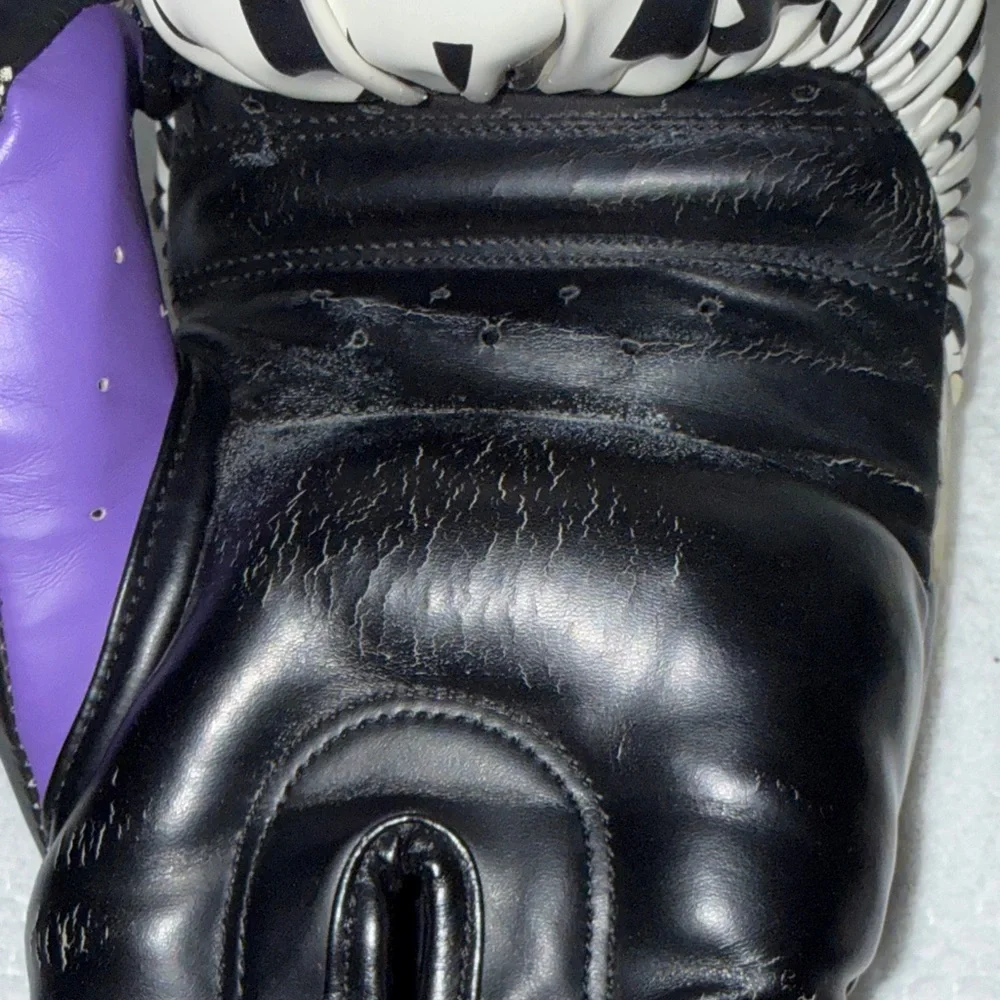 Black and White Boxing Gloves - Picture 4 of 7